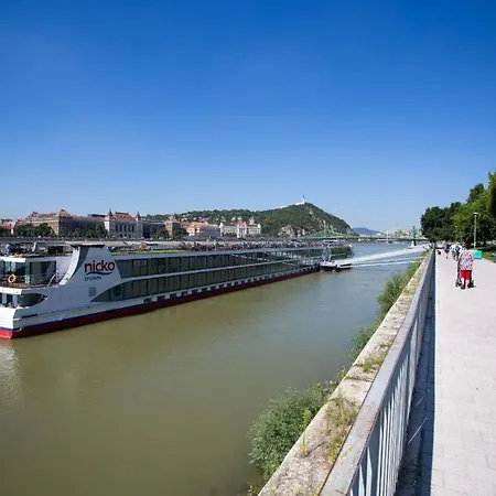 Cityscape Budget Corvinus * Budapeste